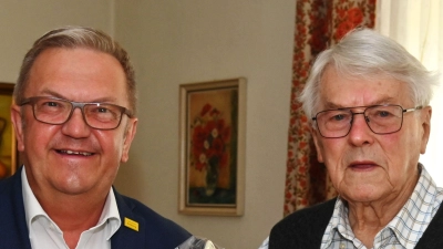 Bürgermeister Martin Preuß gratulierte Georg Küspert zum 95. Geburtstag.  (Bild: gf)