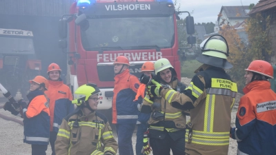 Gemeinsam üben die Jugend-Feuerwehren aus Vilshofen und Pilsheim. In Vilshofen dürfen die jungen Feuerwehrleute bei einem angenommenen Brand in einer landwirtschaftlichen Hofstelle in der ersten Reihe mit dabei sein.  (Bild: bö)