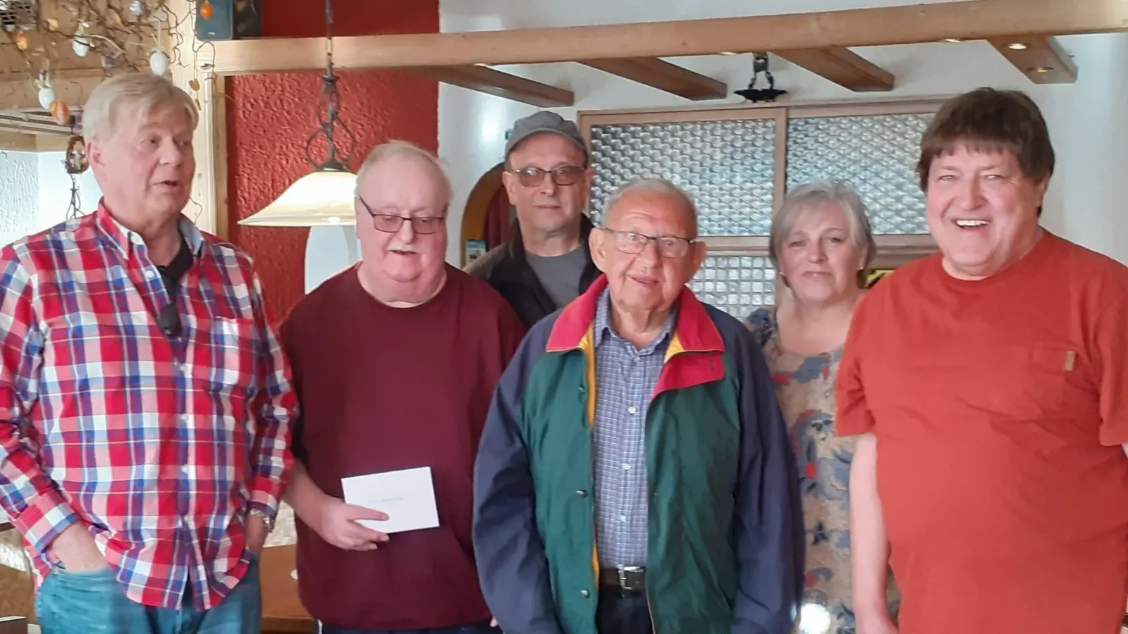 Im Kreis seiner Kameraden (rechts Wanderwart Alfons Dobmann) feierte der Ehrenkassier der Grafenwöhrer Wanderfreunde Günther Baumann (Zweiter von links) seinen 75. Geburtstag. (Bild: Alfons Dobmann)
