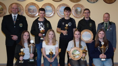 Sitzend von Links: Rosa Zölch, Celina Beer, Lea Ulrich, Anja Zölch. Stehend von links: Gauschützenmeister Florian Greil, Alexander Gmeiner, Felix Ziegler, Niklas Zölch, Schützenmeister Bernhard Weber. (Bild: Renate Bauer-Zölch)