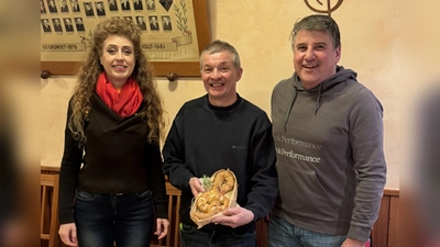 Von links nach rechts : Chorleitung Jana Müller, Jubilar und Vereinswirt Erwin Laurer; 1 Vorsitzender Jochen Kellner-Bodendörfer. (Bild: Roland Fillep )