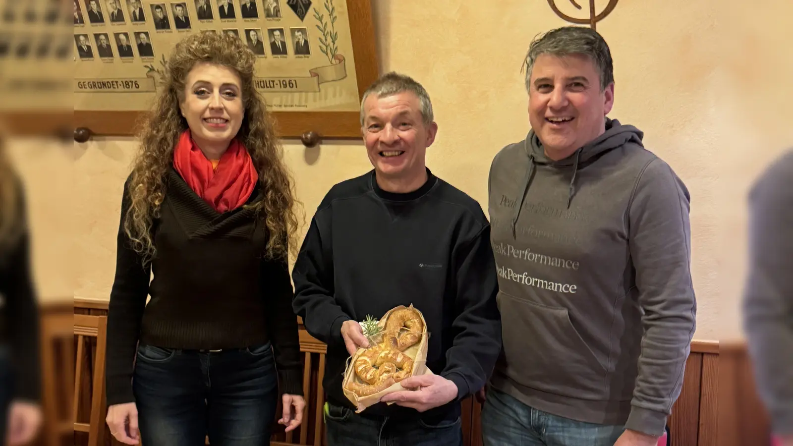 Von links nach rechts : Chorleitung Jana Müller, Jubilar und Vereinswirt Erwin Laurer; 1 Vorsitzender Jochen Kellner-Bodendörfer. (Bild: Roland Fillep )