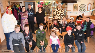 Das Bild zeigt die Kinder und das Betreuerteam bei der Preisverteilung für&#39;s Faschingsschießen. (Bild: Reiner Hoffmann)