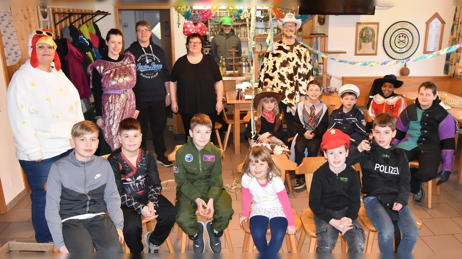 Das Bild zeigt die Kinder und das Betreuerteam bei der Preisverteilung für&#39;s Faschingsschießen. (Bild: Reiner Hoffmann)