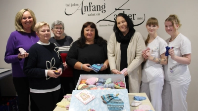 Strickbegeisterte Frauen aus Moosbach übergaben der Station 32 jede Menge Söckchen und Mützchen für Neugeborene – sehr zur Freude von Stationsleiterin Elisabeth Luksch (Dritte von rechts) und ihrer Kolleginnen.  (Bild: Friedrich Peterhans)