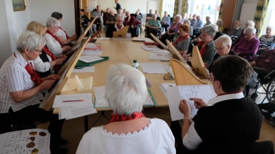 Dankbare Zuhörerinnen und Zuhörer erlebten die zehn Veeh-Harfen-Spielerinnen bei einem kleinen Konzertnachmittag im Seniorenwohnheim „Am Reiserwinkel“. (Bild: Fred Lehner)