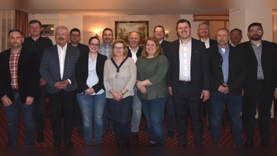 Thomas Hottner (fünfter von rechts) bleibt an der Spitze des CSU-Ortsverbands Schnaittenbach. Weiter gehören dem neuen Ortsvorstand der CSU Schnaittenbach an (v.l.): Günther König, Lukas Schiffler (JU), Fredi Weiß, Iris König, Stefan Haas, Monika Epp, erster Bürgermeister Marcus Eichenmüller, Michael Ott, Manuela Fronhofer, CSU-Kreisvorsitzender Dr. Harald Schwartz, Matthias Rackwitz, Liborius und Robin Gräßmann. (Bild: Markus Nagler)