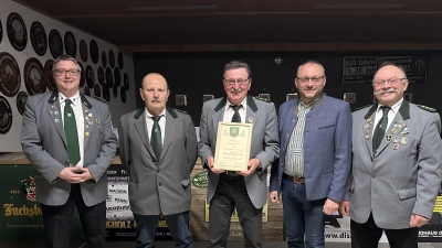 Dominik Brenner, Helmut Krämer, Ehrenmitglied Ludwig Nossek, Markus Bauriedl, Rudolf Grundler sen. (von links) (Bild: Elisabeth Meier)