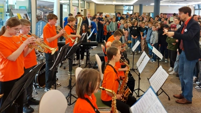 Die Junior Big Band begrüßt musikalisch die Grundschüler der 4. Jahrgangsstufe mit ihren Eltern beim Info-Nachmittag am Ortenburg-Gymnasium.  (Bild: Georg Lang)