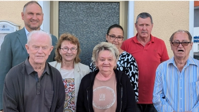 Hintere Reihe v. l. n. r.: Bürgermeister Richard Kammerer, Doris Borchardt, Carola Brust und Gerhard Janner<br>Vordere Reihe v. l. n. r.: Erhard Kleber, Karola Berl und Josef Rieder (Bild: Uli Zeinz)
