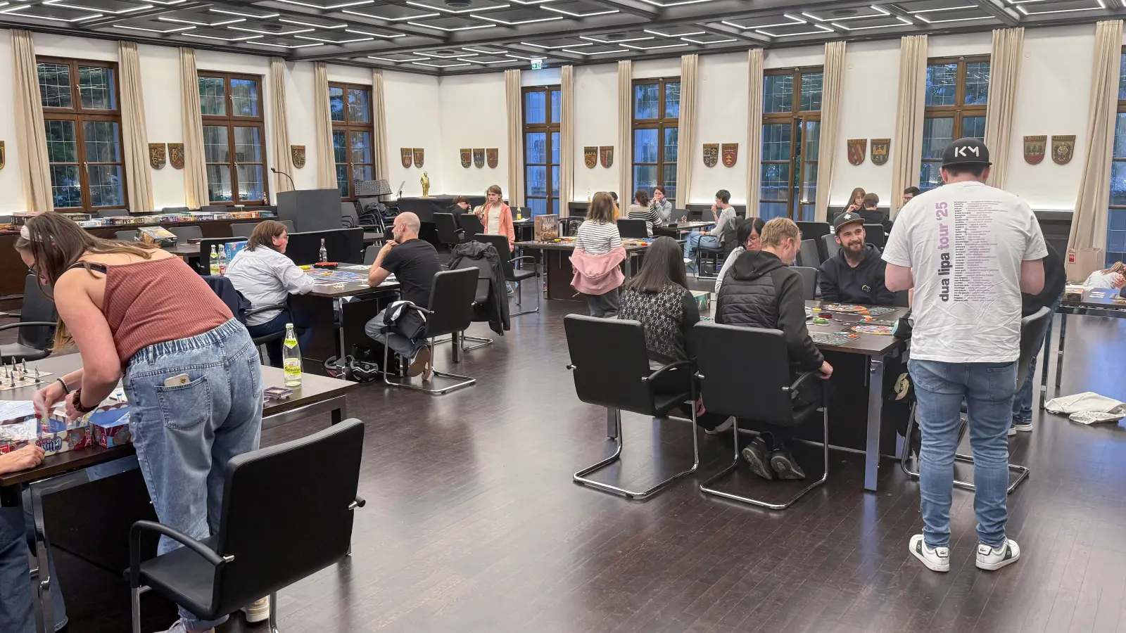Volles Haus mit über 60 Teilnehmenden von Jung bis Alt bei der sechsten Boardgames-Night im Landratsamt Tirschenreuth. (Bild: Rainer Seidel )