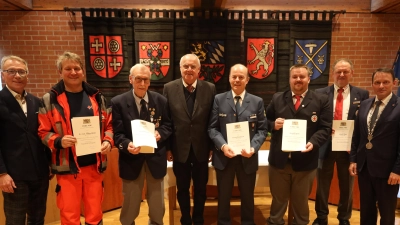 Freuen sich gemeinsam über die Ehrungen: Bürgermeister Reinhold Wildenauer, Dr. Tobias Müller, Johann Pausch, Bürgermeister Lothar Höher, Roland Riedlbauer, Andreas Diel, Johann Ram und Oberbürgermeister Jens Meyer (von links). (Bild: Stadt Weiden/Pressestelle/exb)