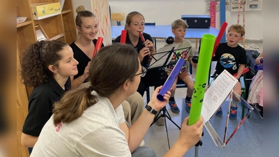 Gemeinsames Musizieren mit Boomwhackers (Bild: Susanne Hassel)