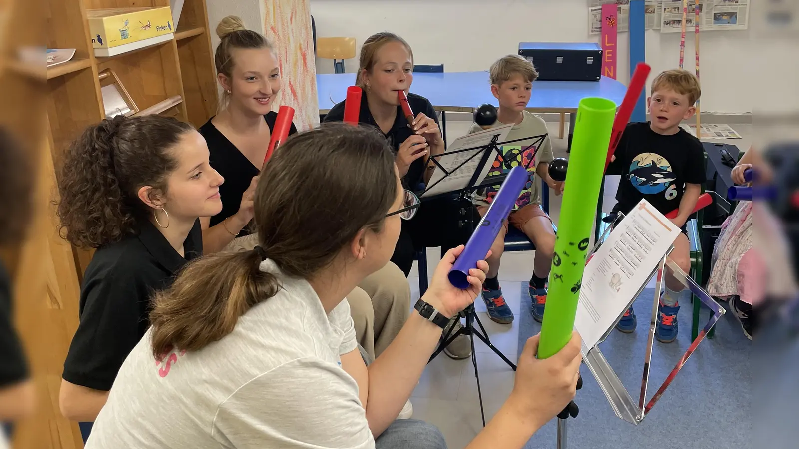 Gemeinsames Musizieren mit Boomwhackers (Bild: Susanne Hassel)