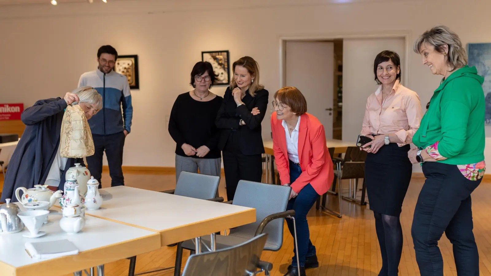 Mit dabei vom Porzellanikon: Christine Roth, Gästeführerin, Tobias Hornig, Museumspädagoge, Petra Werner, Hauptkuratorin und Anna Dziwetzki, Direktorin, Beate Hartmann, Curatorium Altern gestalten, Ute Hopperdietzel, Fachstelle für Demenz und Pflege Oberfranken sowie Andrea Reisinger vom Mehrgenerationenhaus Wunsiedel. (Bild: Anette Kilian)