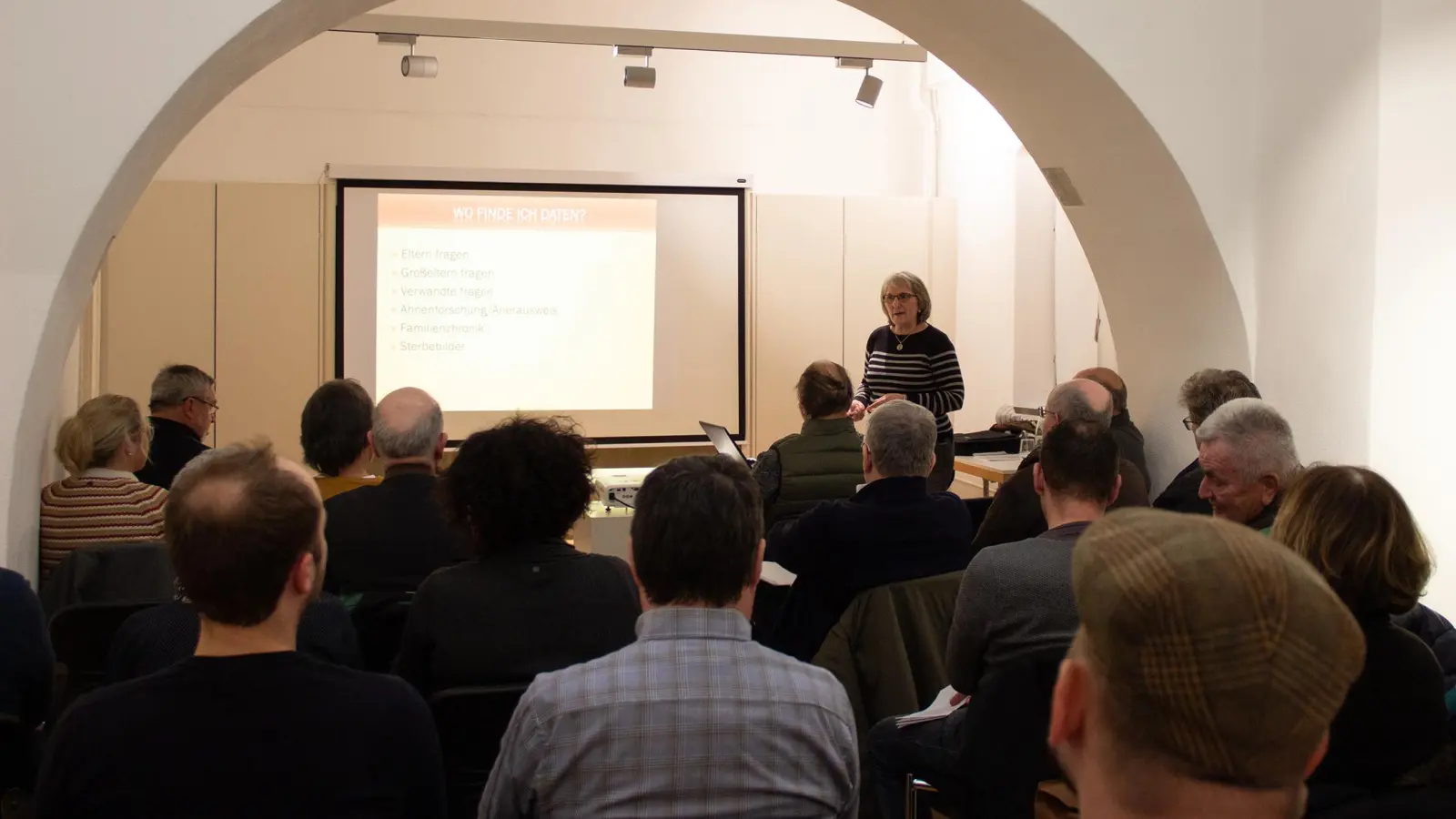 Das Interesse an Ahnenforschung ist hoch. Zahlreiche Gäste folgten der Einladung von Referentin Rita Scharl ins Volkskundemuseum.  (Bild: Christina Scharinger)