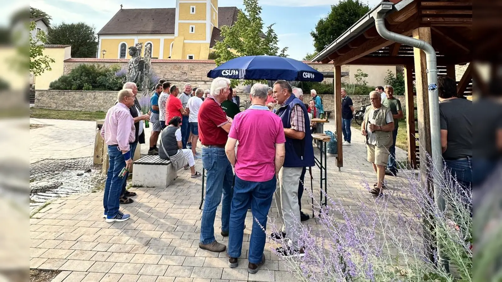 Viele interessierte Bürger kamen der Einladung der CSU Poppenricht/Traßelberg unter der Leitung von Bürgermeister Herman Böhm nach, sich bei einem Feierabendseidel über aktuelle Themen der Gemeinde auszutauschen (Bild: Sarah Dehling)
