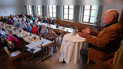 Mit den Senioren des Katholischen Seniorenkreises hatte Geschichtenerzähler Bertram Erhardt einen überaus dankbaren Zuhörerkreis. (Bild: Fred Lehner)