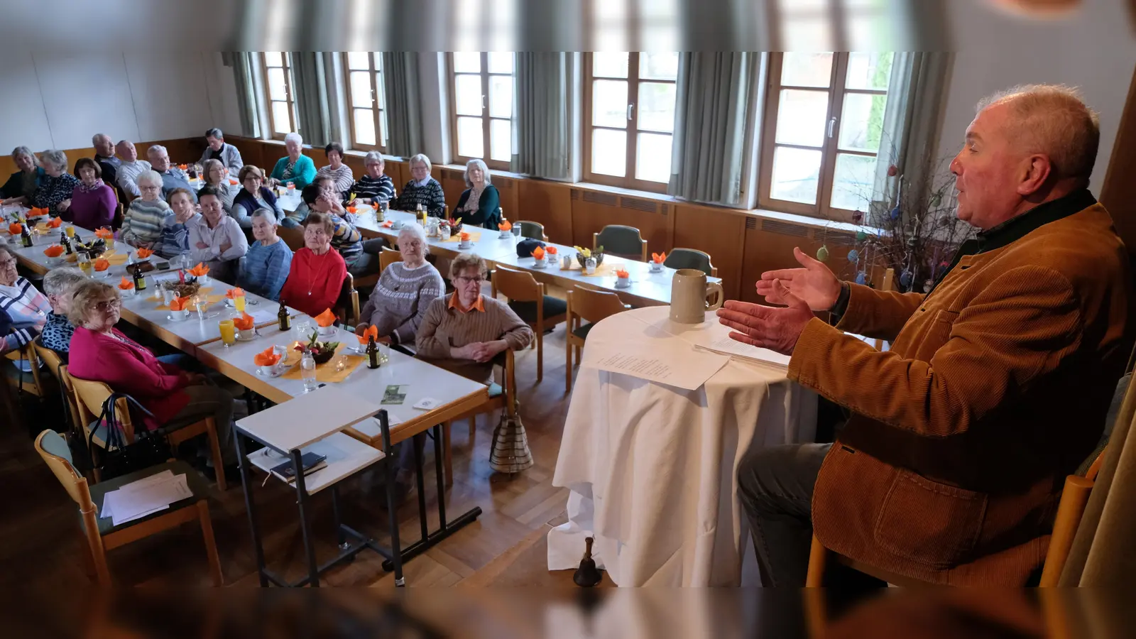 Mit den Senioren des Katholischen Seniorenkreises hatte Geschichtenerzähler Bertram Erhardt einen überaus dankbaren Zuhörerkreis. (Bild: Fred Lehner)