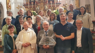 Erste Reihe von links nach rechts: PGR-Sprecherin Elisabeth Merkl, Pfarrer Heribert Stretz, Ehrenchorleiter Albert Schraml, der neue Chorleiter Christian Kipfelsberger, Kirchenpfleger Michael Braunreuther In den Reihen dahinter: Die aktuellen Mitglieder des Kirchenchores Kastl. (Bild: Birgit Übelmesser)