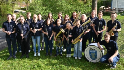 Dirigent Lukas Schöpf probte mit seinen Musikern des Jugendorchesters für Gartenkonzert und Jugendgottesdienst am 10.5.2025 (Bild: Lena Wiesnet)
