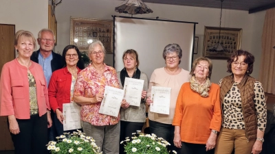 Von links nach rechts: Bürgermeisterin Brigitte Bachmann-Mühlinghaus, 2. Kreisvorsitzender Eduard Eckl, Gerda Stollner, Judith Rackow, Nicole Herrmann, Brigitte Gürtler, Thea Riediger, Vorsitzende Anita Utz. (Bild: Gerda Stollner)