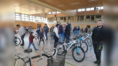 Der Fahrradbasar in der Mehrzweckhalle lockte zahlreiche Besucher an, die sich in entspannter Atmosphäre nach Fahrrädern und anderen Sportgeräten umschauen konnten. (Bild: Michael Hösl)