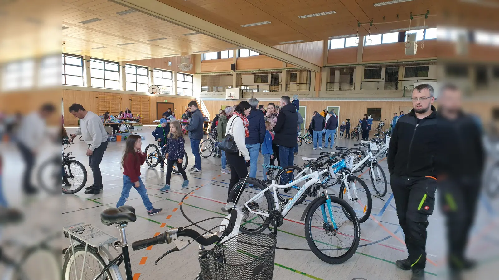 Der Fahrradbasar in der Mehrzweckhalle lockte zahlreiche Besucher an, die sich in entspannter Atmosphäre nach Fahrrädern und anderen Sportgeräten umschauen konnten. (Bild: Michael Hösl)