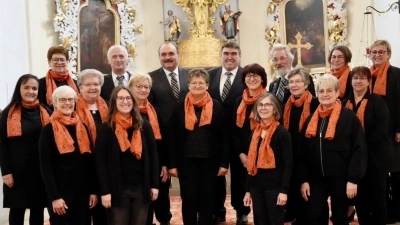 In der Karwoche und an den Osterfeiertagen vollbringt der Kirchenchor um Organistin und Leiterin Martina Brenner mit Gesang und Orgelmusik beeindruckende Leistung.  (Bild: Karl Ziegler)