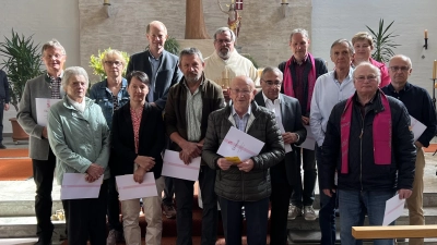 Geehrte Mitglieder des KAB-Ortsverbandes Oberköblitz mit Pfarrer Markus Ertl und Bürgermeister Konrad Kiener. (Bild: Josef Wiesent)