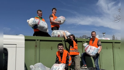 Fleißig wurden wieder die Kleiderspenden von den Rotkreuzlern am Kreinzel von den Sammlungsfahrzeugen auf den Container der Spedition verladen, bis dieser am Ende der Altkleidersammlung der Bereitschaft Erbendorf im BRK randvoll war. (Bild: Sven Lehner)