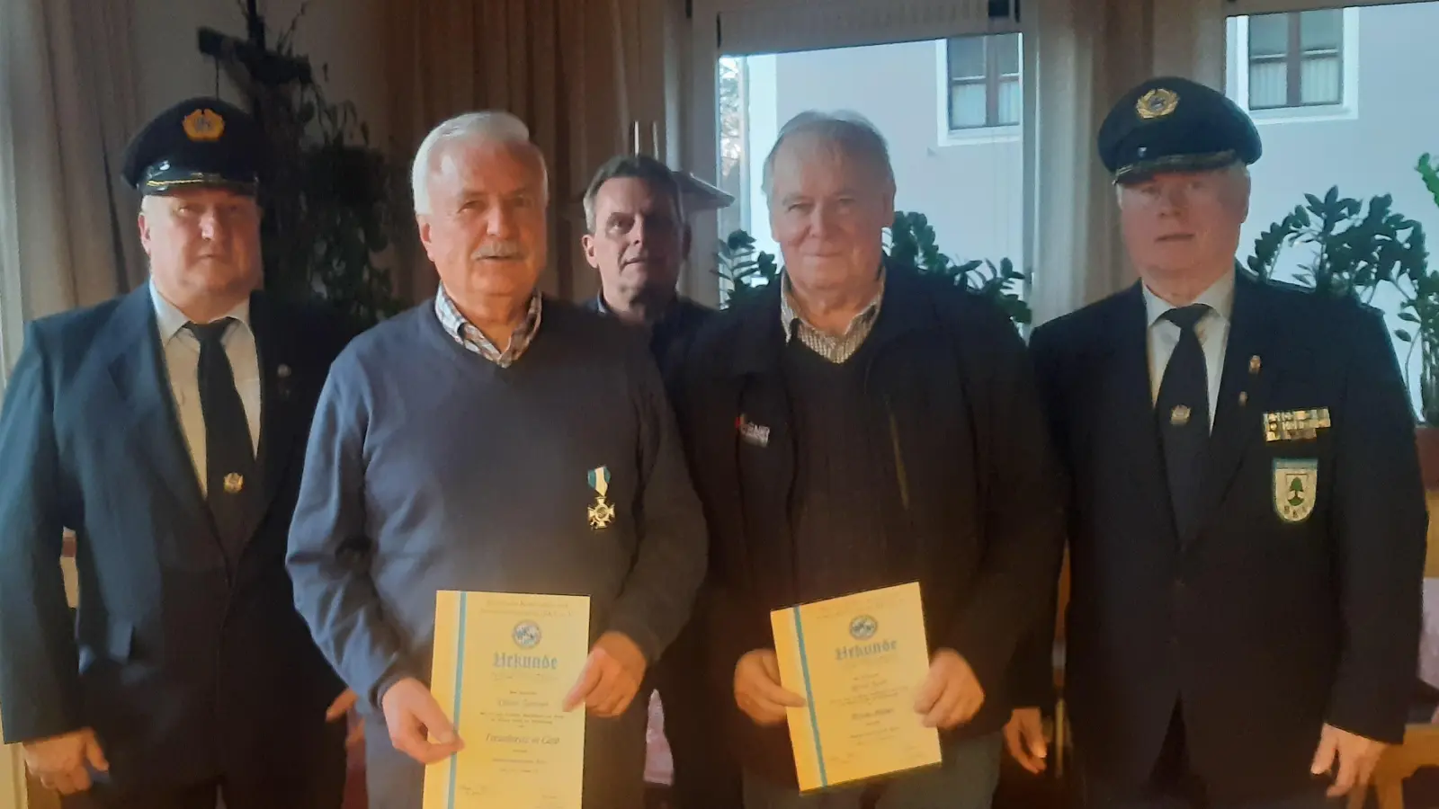 Vorstand und stv. Kreisvorsitzender Peter Breitschafter, Dieter Zimmet, Bürgermeister Norbert Eckl, Alfred Zettl, Kreisvorsitzender Josef Hauer (von links).  (Bild: Lydia Breitschafter)