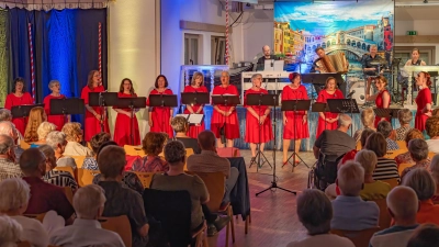 Beim Lied „Die Männer sind alle Verbrecher” waren die Sängerinnen mit Chorleitung und Musikpädagogin Ulrike Straub (Zweite von rechts) voll in ihrem Element.  (Bild: Martin Straub)