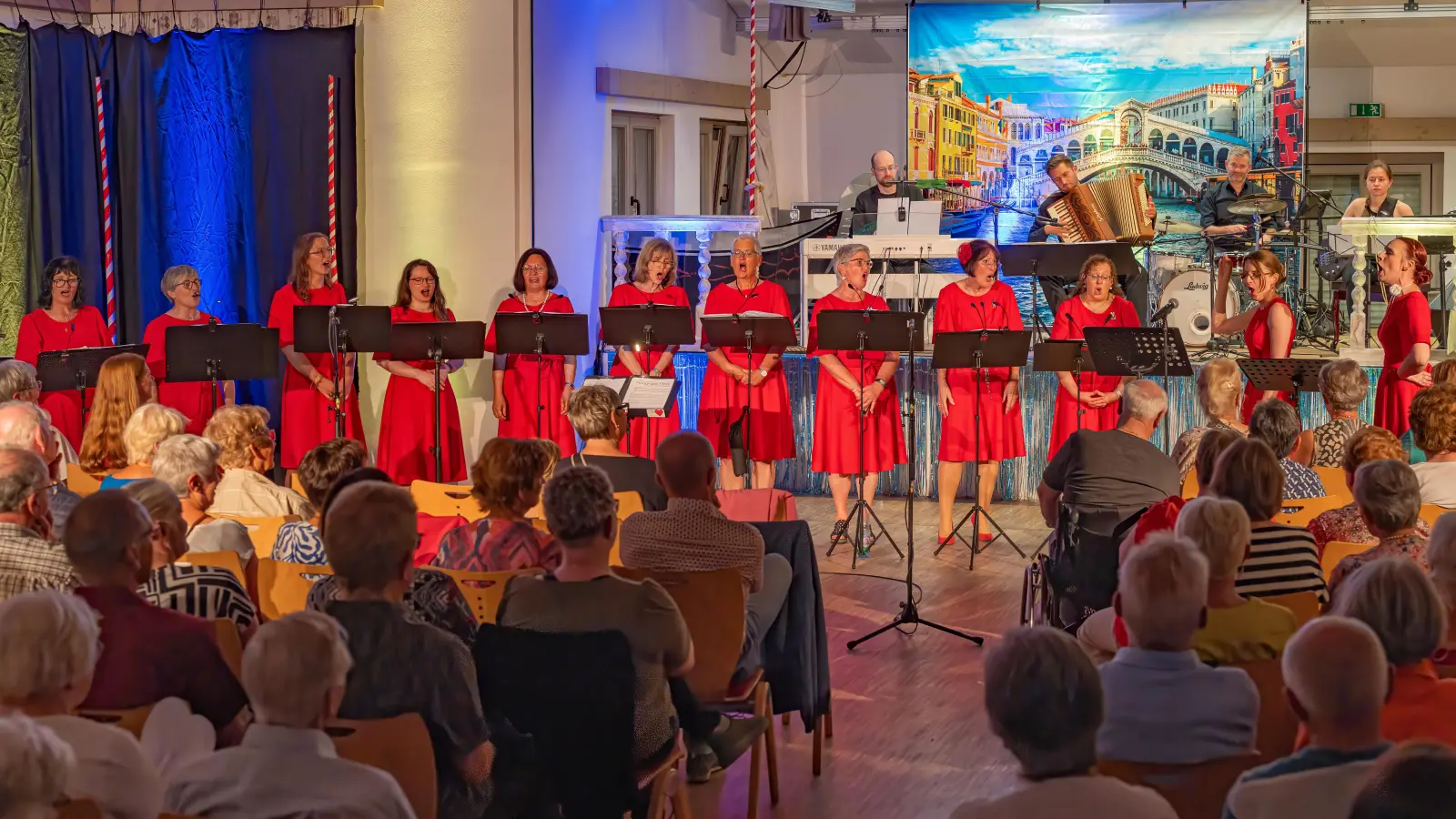 Beim Lied „Die Männer sind alle Verbrecher” waren die Sängerinnen mit Chorleitung und Musikpädagogin Ulrike Straub (Zweite von rechts) voll in ihrem Element.  (Bild: Martin Straub)