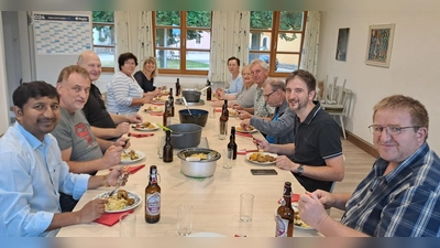 Der Pfarrgemeinderat Waidhaus genießt gemeinsam mit Pater John Gali ein indisches Festmahl – ein Abend voller kulinarischer Köstlichkeiten und herzlicher Erinnerungen  (Bild: Elisabeth Koller)