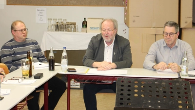 Seit August 2024 hat der Trabitzer Männergesangverein seinen Probenraum im Burkhardsreuther Schulhaus. Hier zogen Vorsitzender Konrad Bauer, Chorleiter Heinz Schmidt und zweiter Sängergruppenvorsitzender Thomas Wegmann (von rechts) die Jahresbilanz. (Bild: Bernhard Piegsa)