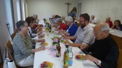 Auch der derzeit amtierende Bürgermeister Julian Kraus und Pfarrer Varghese Puthenchira genossen die vitaminreiche Vorspeise. (Bild: Siegfried Bock)