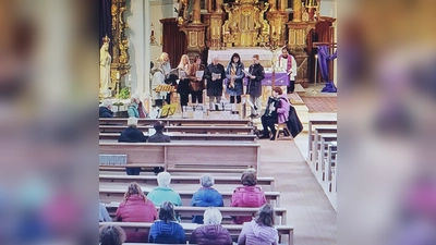 Gesangsgruppe „Zsammgsunga” und Pfarrer Benny Joseph  (Bild: Josef Amann)