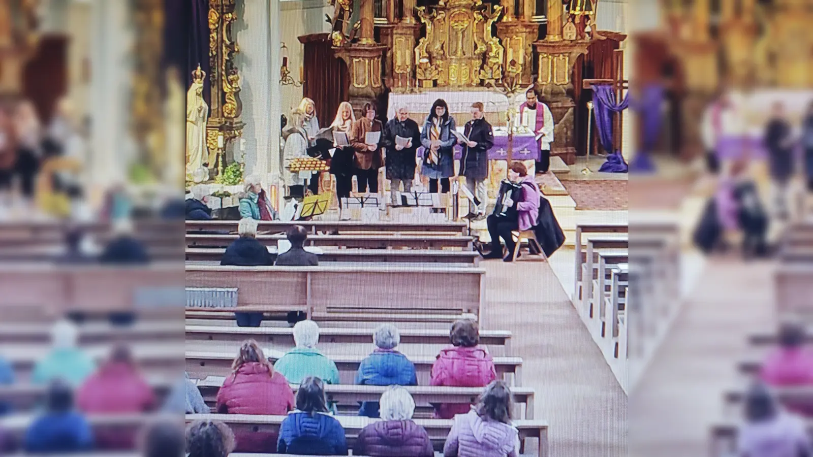 Gesangsgruppe „Zsammgsunga” und Pfarrer Benny Joseph  (Bild: Josef Amann)