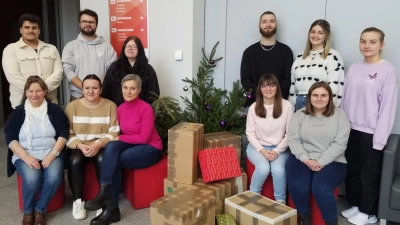 Die Verbindungslehrkräfte Nicole Fütterer und Luitgard Eisenreich-Hierl mit den Schülersprechern und Klassensprechern aller Klassen der Berufsfachschulen und den Paketen für die Johanniter-Weihnachtstrucker (Bild: Thomas Schiller)