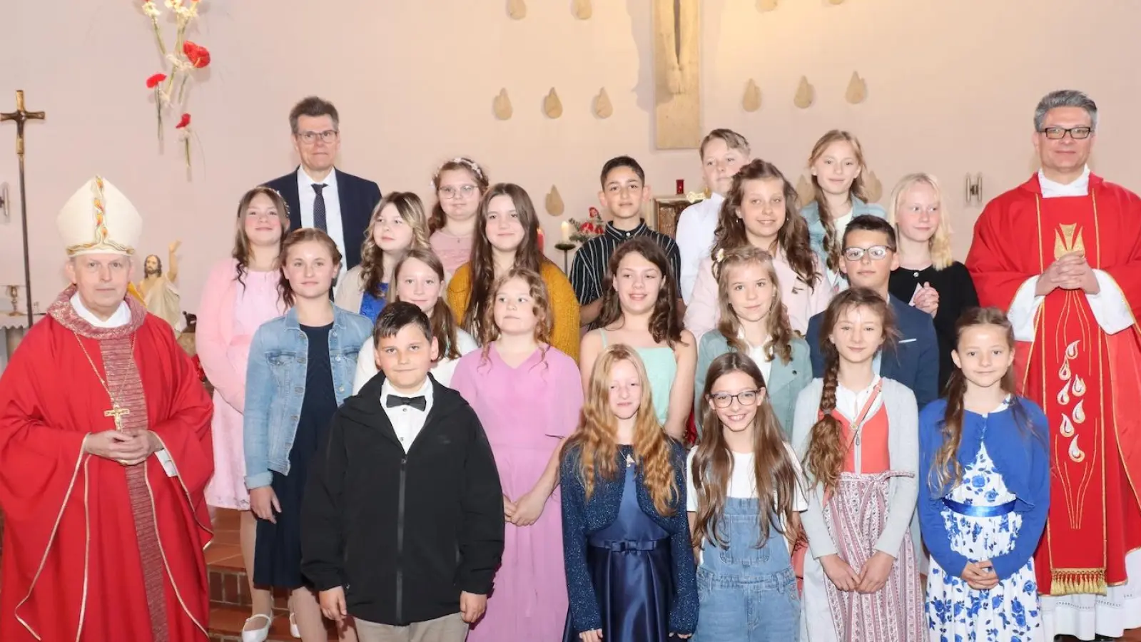 Die 20 frisch gefirmten Mädchen und Buben der Pfarrei St. Konrad mit Weihbischof Reinhard Pappenberger, Gemeindereferent Martin Melchner und Pfarrer Michael Jakob.  (Bild: Thomas Held)