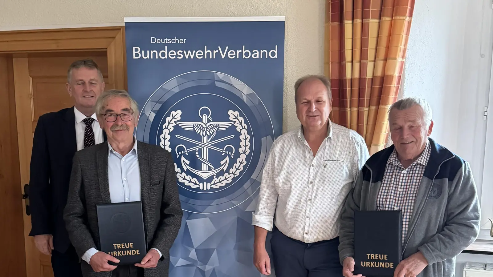 LV Süd OStFw a.D Hauber, Major d. Res. Röhricht. Feldwebel d. Res Plössl, Vors. ERH SAD StFw a.D. Schaubeck-von links. (Bild: Markus Schaubeck)