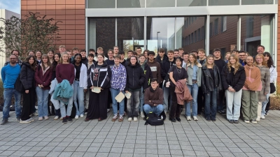 Die Gruppe vor dem Siemens-Gebäude, in dem die Veranstaltung stattfand (Bild: Felix Stadlbauer)