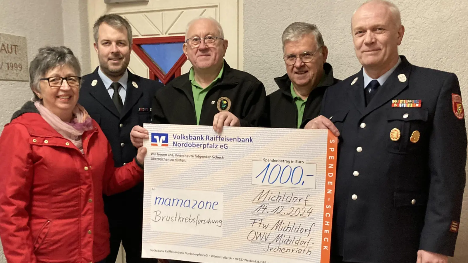 Harald Dirnberger, Roland Biehler, Franz Kindl und Martin Reindl (von rechts) überreichten symbolisch den Scheck von 1000 Euro an Sieglinde Schärtl für Brustkrebspatienten (Bild: Josef Schärtl)