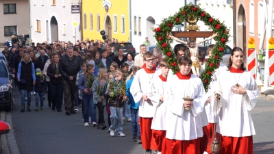 Palmsonntag in Waldthurn: Von der Dreifaltigkeitssäule geht die Prozession zur Pfarrkirche St. Sebastian. (Bild: Franz Völkl)