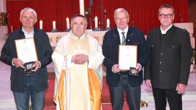 Mit der Bischof-Johann-Michael-von-Sailer-Medaille wurden zwei langjährige ehemalige Kirchenpfleger ausgezeichnet. (von links) Franz Dirmeier, Pfarrer Eduard Kroher, Alfred Schorner, Kirchenpfleger Klaus Donhauser)  (Bild: Alfred Schorner)