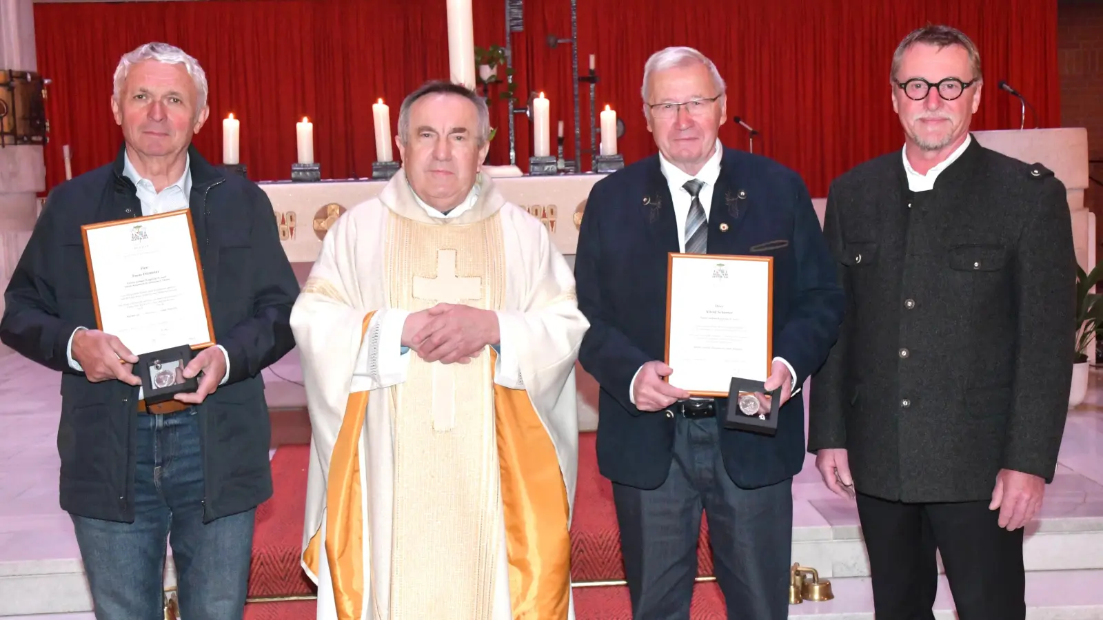 Mit der Bischof-Johann-Michael-von-Sailer-Medaille wurden zwei langjährige ehemalige Kirchenpfleger ausgezeichnet. (von links) Franz Dirmeier, Pfarrer Eduard Kroher, Alfred Schorner, Kirchenpfleger Klaus Donhauser)  (Bild: Alfred Schorner)