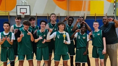 Jubel bei den Spielern - die U16 der DJK Pressath feiert die Oberpfalzmeisterschaft! (Bild: Thomas Waelty)