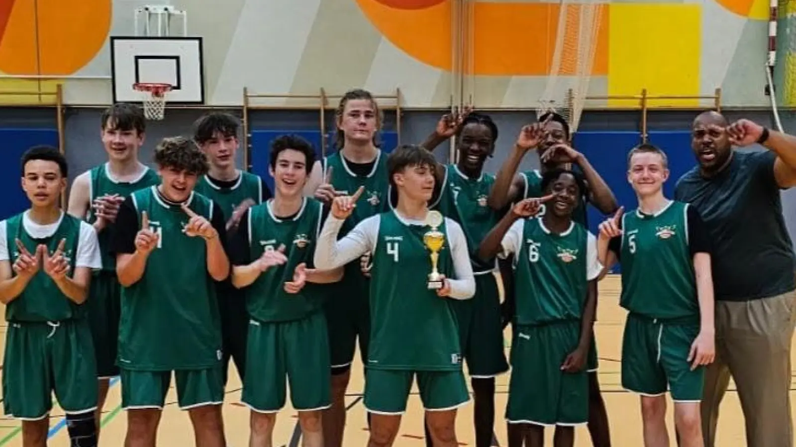 Jubel bei den Spielern - die U16 der DJK Pressath feiert die Oberpfalzmeisterschaft! (Bild: Thomas Waelty)