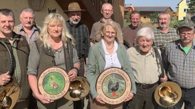 Die Hegegemeinschaft verlieh ihre Schützenscheiben. Im Bild (von links) Stefan Standfest, Alfons Lang, Anita Standfest, Hegegemeinschaftsvorsitzender Helmut Übelacker, Gisela Sieber, Bernhard Stier, Achim Grüner, Norbert Fleißner, Hermann Nurtsch und Dietmar Michalski. (Bild: Hegegemeinschaft Waldsassen/exb)
